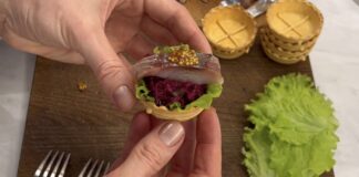 Господині розповіли, як приготували смачні тарталетки з оселедцем 