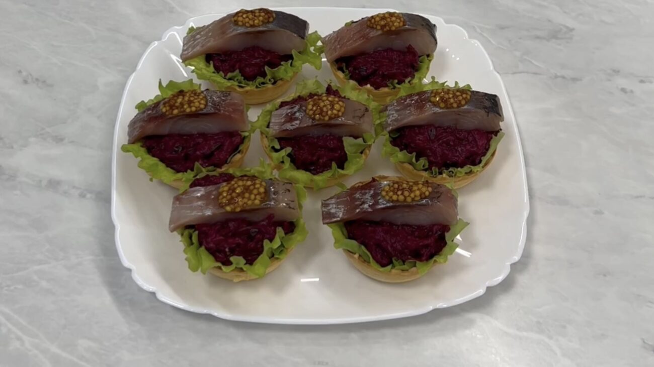 Господині розповіли, як приготували смачні тарталетки з оселедцем 