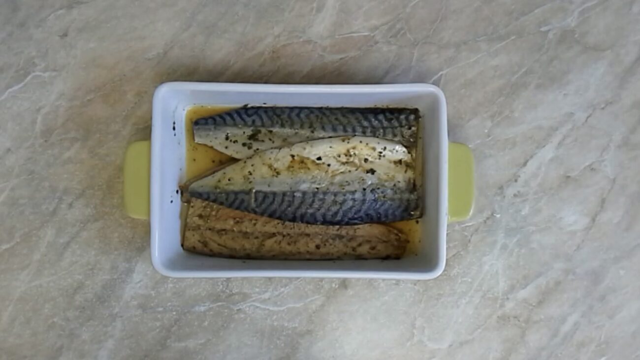 Господині розповіли оригінальний спосіб, як приготувати скумбрію 