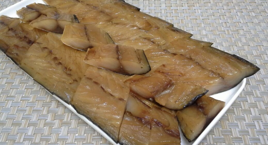 Не копчена, не печена і не смажена: подаю так скумбрію на святковий стіл — і гості навіть “шубу” не хочуть 