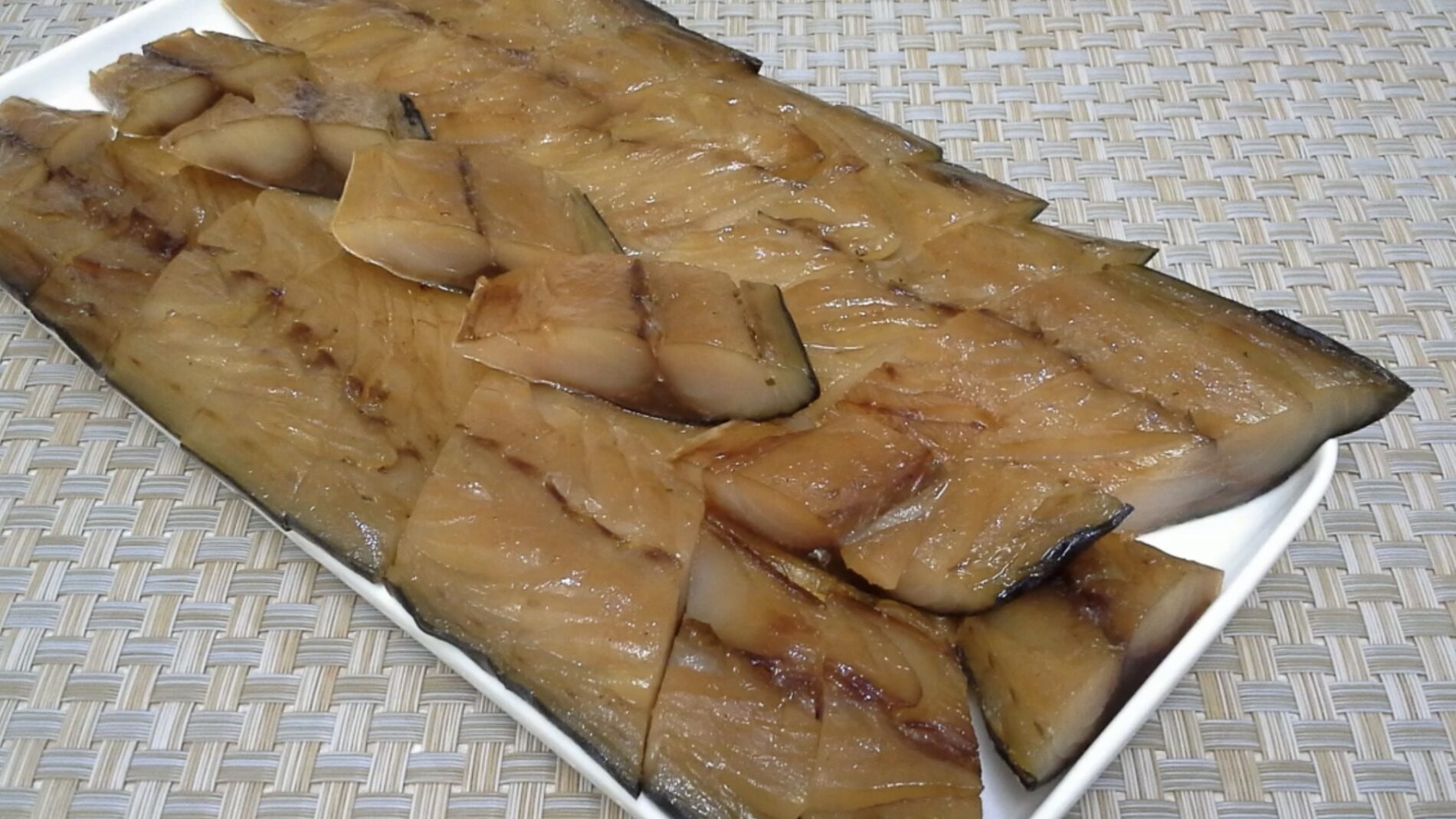 Господині розповіли оригінальний спосіб, як приготувати скумбрію 