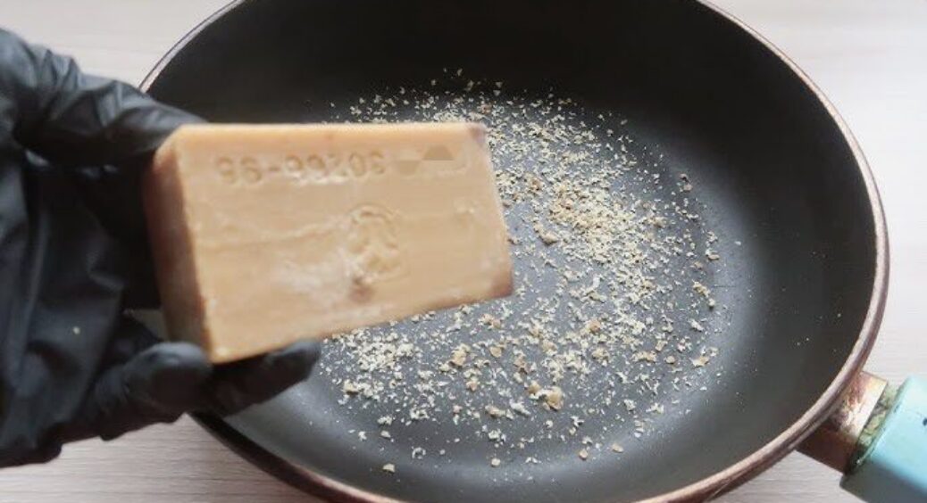 Чоловік подумав, що я планую його труїти, бо смажила господарське мило на сковороді, а це – безцінний трюк 