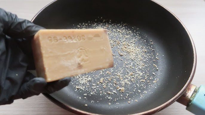 Господині розповіли, навіщо смажити господарське мило на сковорідці 