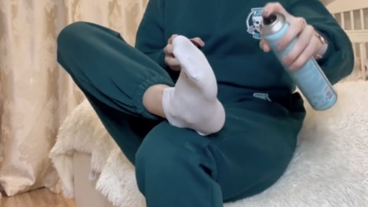 Господині розповіли, що робити з білими шкарпетками, щоб стопи не були брудні  