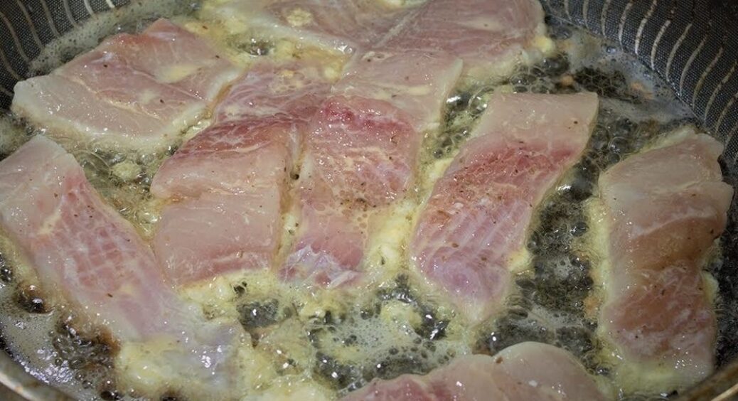 Не розповзається по пательні та не пригорає: як смажити рибу, щоб шматочки залишилися цілими і зі скоринкою 