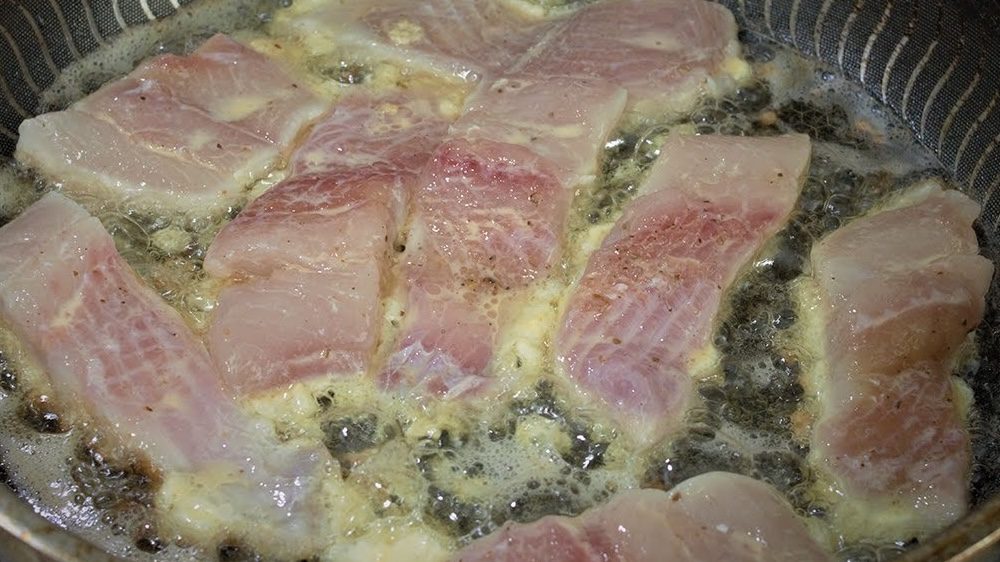 Господині розповіли, як правильно смажити рибу, щоб була хрустка скоринка 