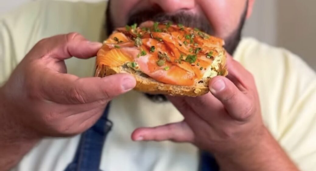 Лише 1 секретний інгредієнт змінив смак звичних бутербродів: гості були в ауті й розхапали 2 великі тарілки 