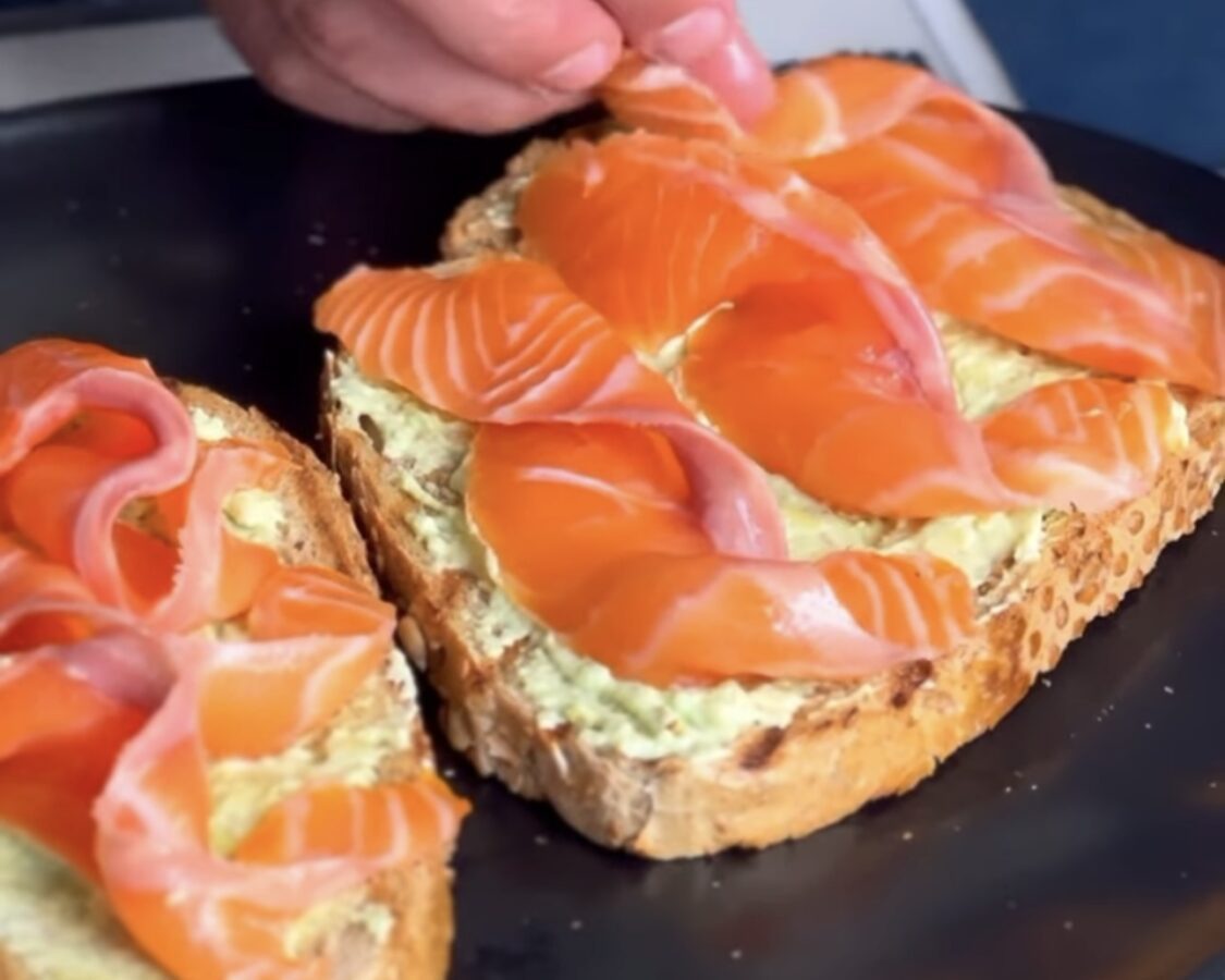 Господині розповіли, що додати до звичайних бутербродів, щоб змінити їх смак 