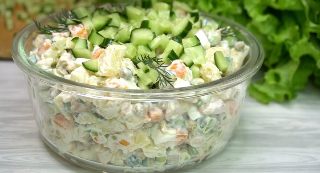 Додала в Олівʼє 1 новий інгредієнт — і гості благали розкрити його назву: так дійсно набагато смачніше 