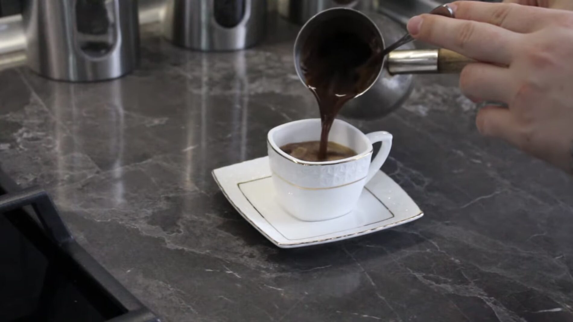 Господині розповіли, як покращити смак кави лише 1 простим інгредієнтом 