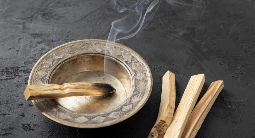 Більше не купую дорогезні аромадифузори: запалюю цю “деревʼяшку”, і приємний аромат окутує всю квартиру 