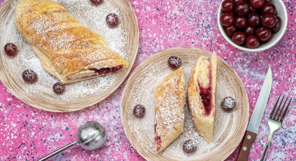 Вишневий штрудель готую завжди на День святого Миколая: домашній десерт замість купи шоколаду 