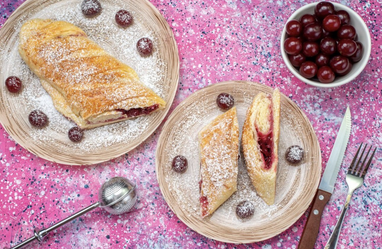 Кулінари назвали рецепт святкового вишневого штруделя