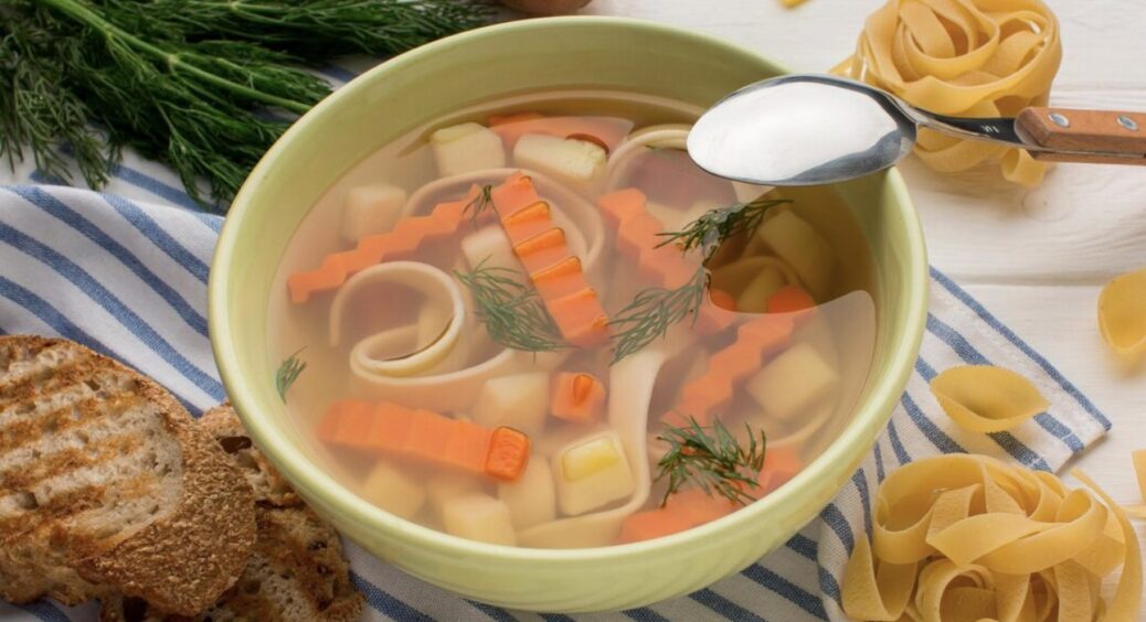 Додаю у вермішелевий супчик цей 1 інгредієнт – і він перетворюється на шедевр: не старий “радянський” суп 