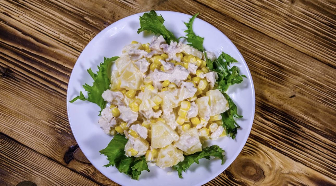 Кулінари назвали смачний рецепт новорічного салату з ананасом 