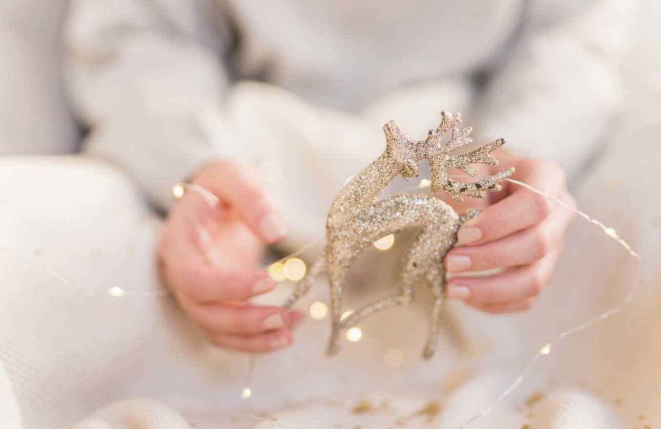 Стилісти назвали 10 найкращих ідей для новорічного манікюру 2026