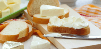 Експерти сказали, на що дивитись у складі при виборі плавлених сирків