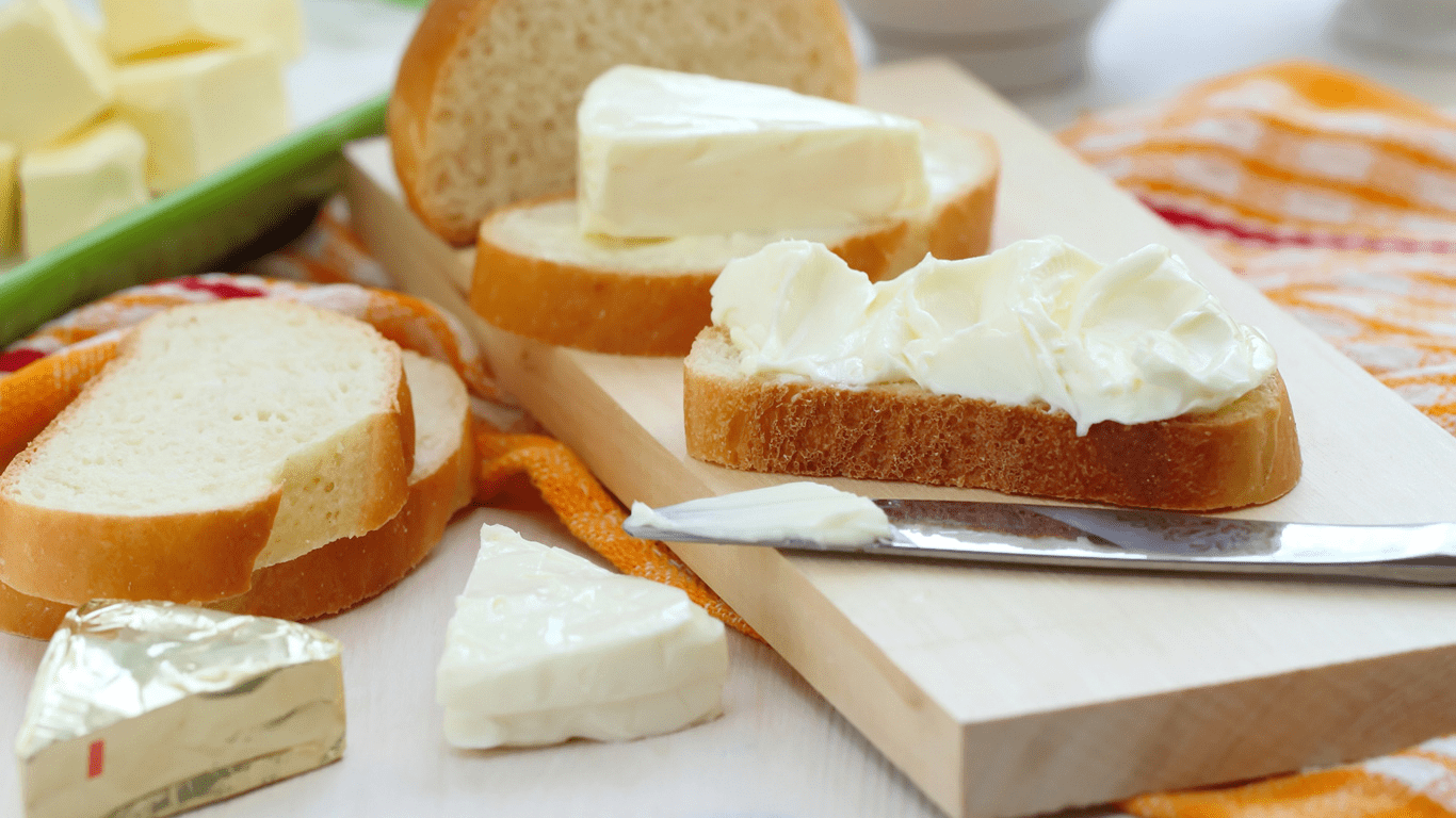 Експерти сказали, на що дивитись у складі при виборі плавлених сирків