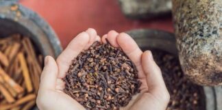 Експерти пояснили, у чому користь води з гвоздикою 