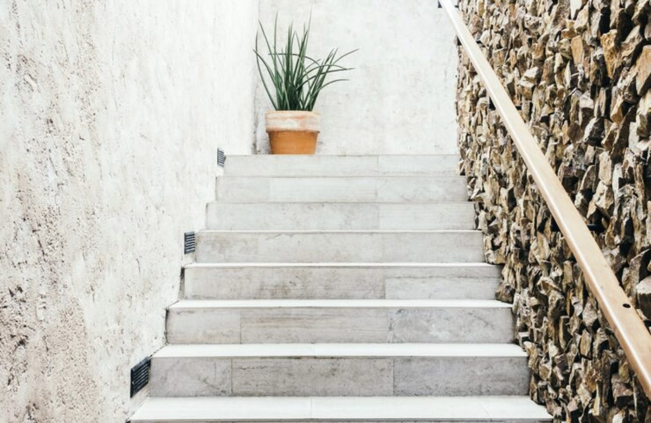 Господині пояснили, що робити із запахом сирості в підʼїзді