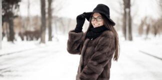 Господині назвали спосіб зберегти хутро на шубі від дощу та снігу