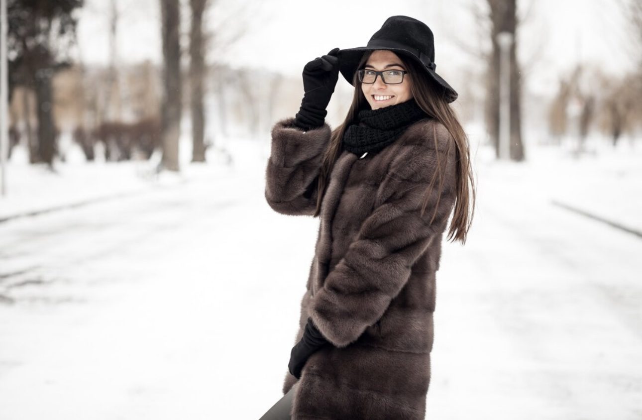 Господині назвали спосіб зберегти хутро на шубі від дощу та снігу