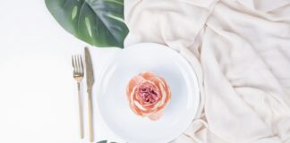 Господині пояснили, як вивести жирні плями зі скатертини 