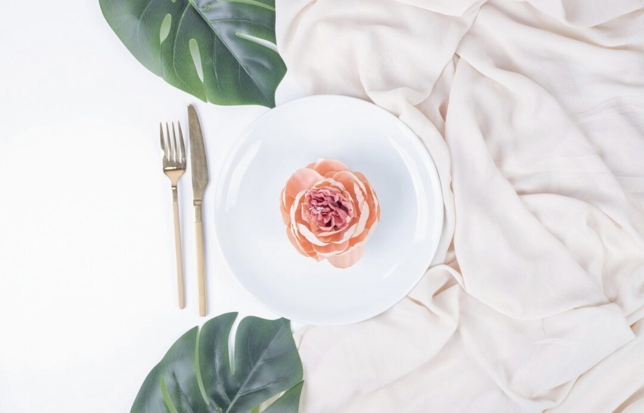 Господині пояснили, як вивести жирні плями зі скатертини 