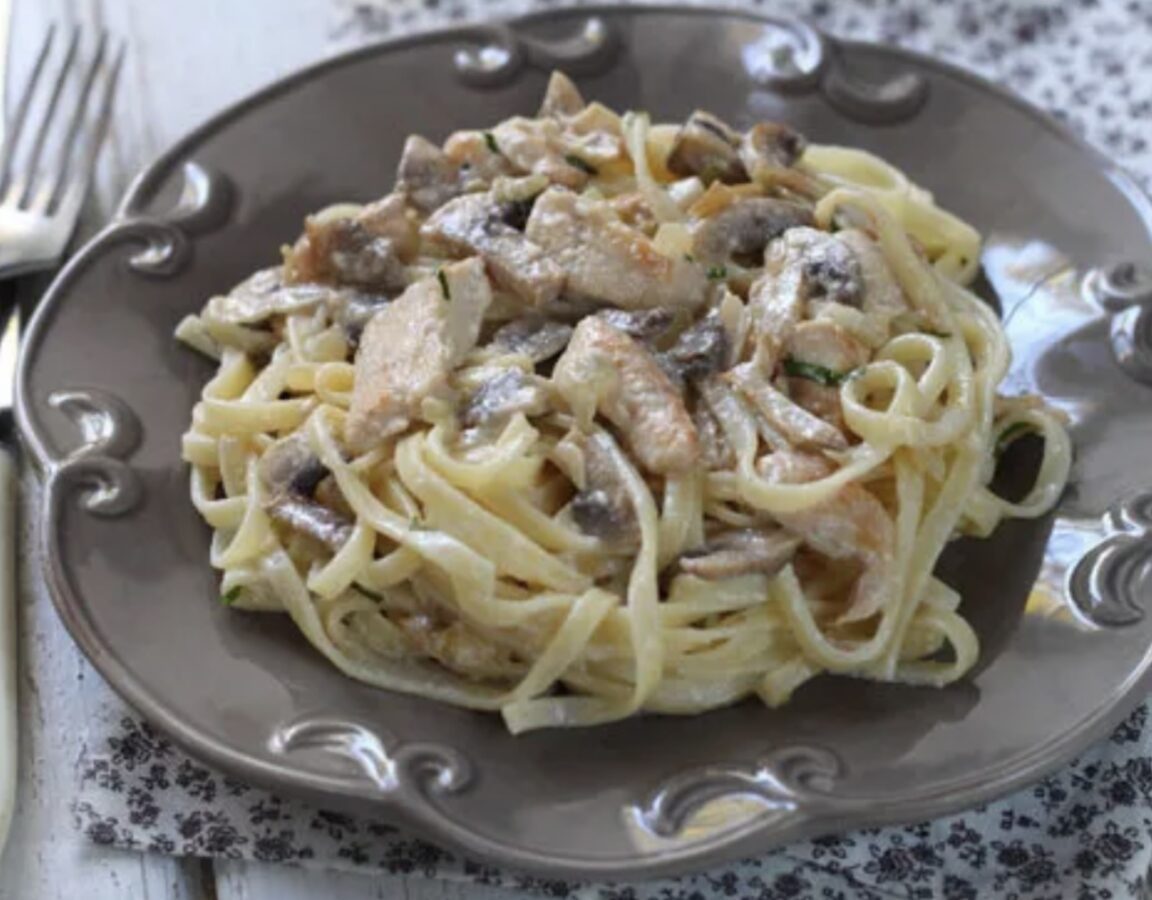 Кулінари назвали рецепт смачної пасти з куркою, грибами та сиром