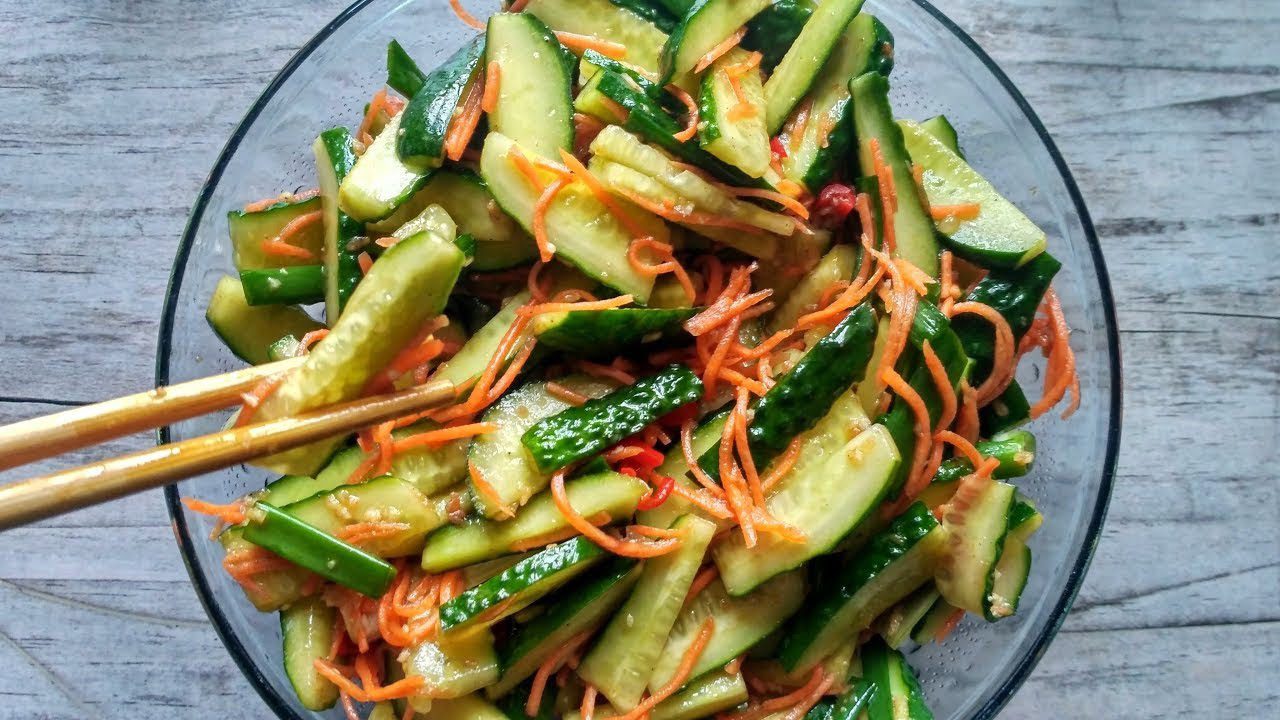 білок – відварене куряче філе або яйце; клітковина – свіжа капуста або листя салату овочі – огірок, помідор або болгарський перець; корисні жири – ложка оливкової олії або натурального йогурту.