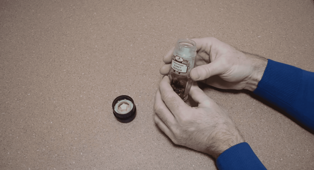 Відкриваю млинок для перцю за 10 секунд без ножа: 1 побутовий прилад – і кришка знімається легко, як олія 