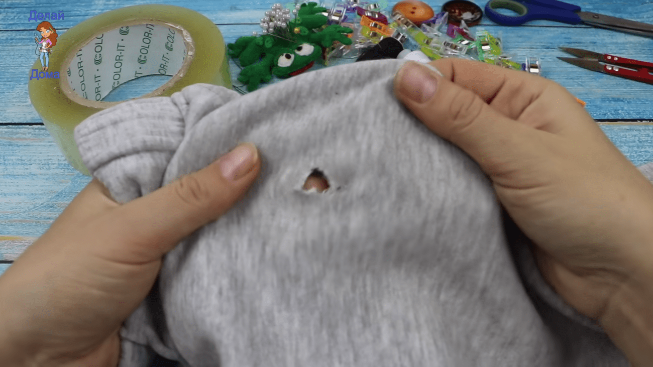 Експерти розповіли, як акуратно зашити дірку на одязі