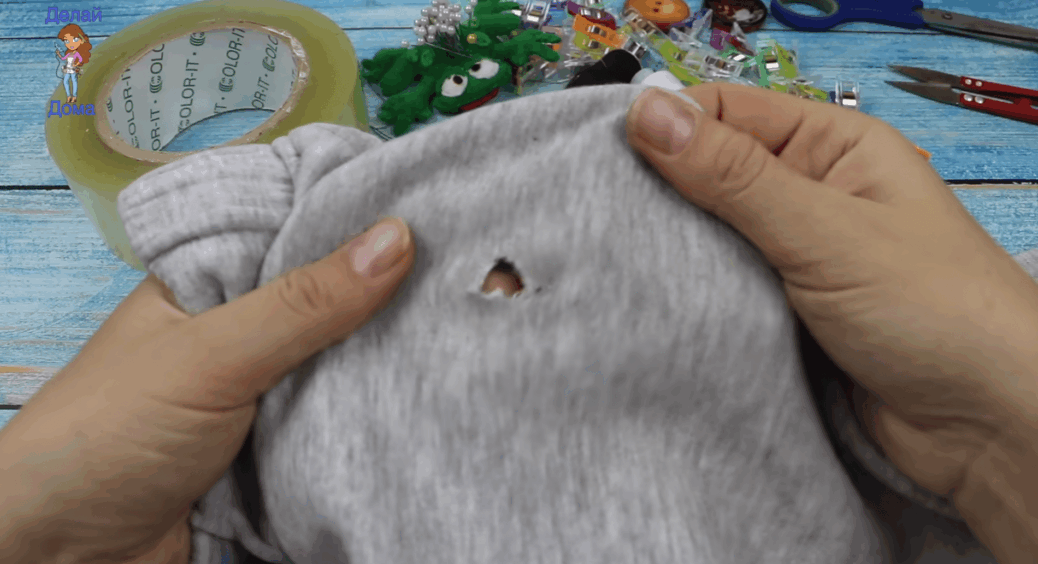 Зашиваю дірку на штанях за 5 хвилин потайним швом – бабуся навчила, і тепер ніхто не помічає латки 