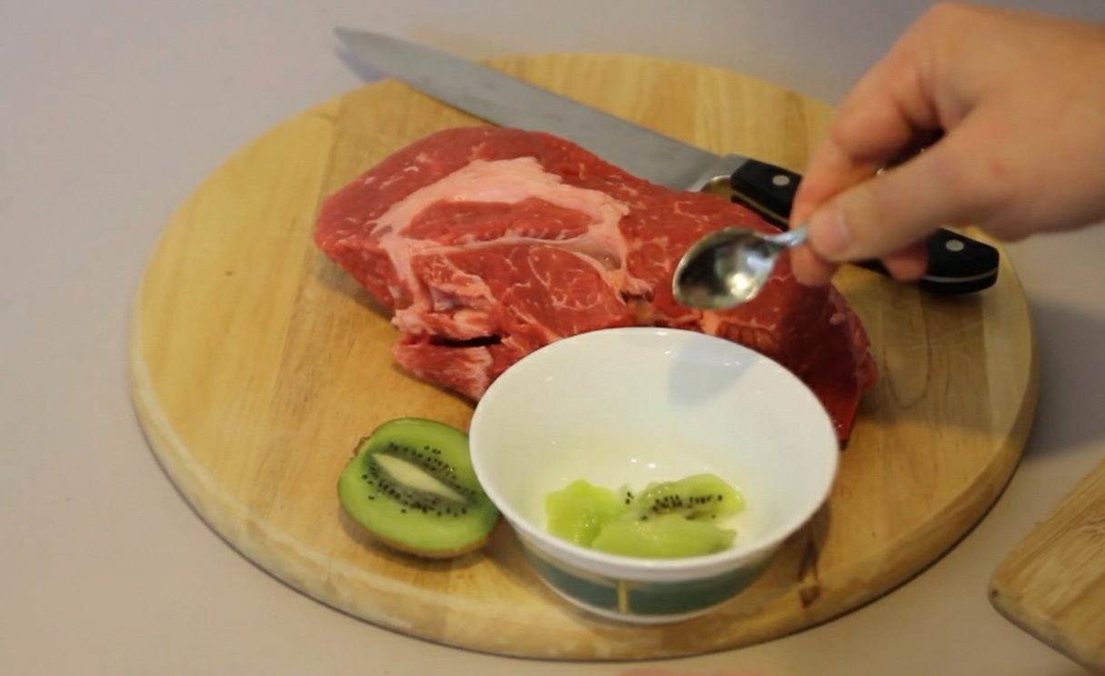 Господині розповіли, як з жорсткого мʼяса швидко зробити ідеально мʼяке