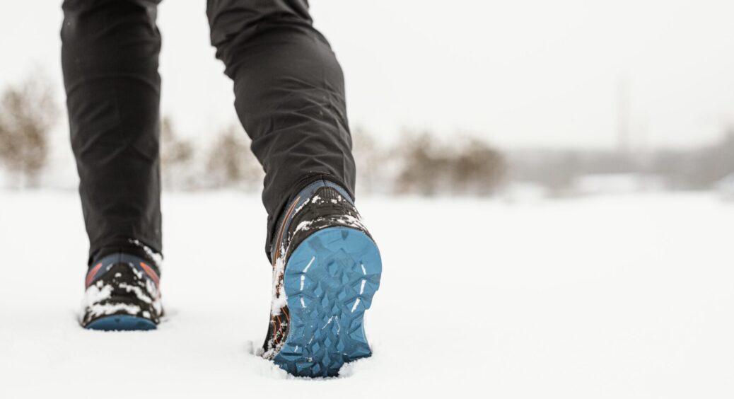 Як добре, що я знаю цей лайфхак! Роблю 1 рух перед виходом з дому – і сніг не липне “пластівцями” на взуття 