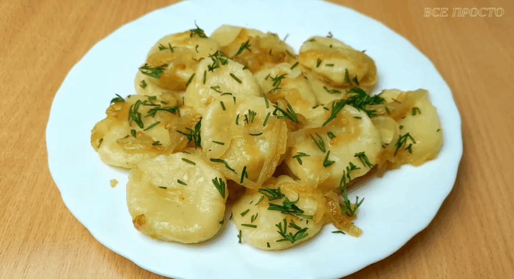 1 кг картоплі та 2 яйця – і вареники готові за 20 хвилин: чоловік їсть по 3 тарілки, просить ще добавки 