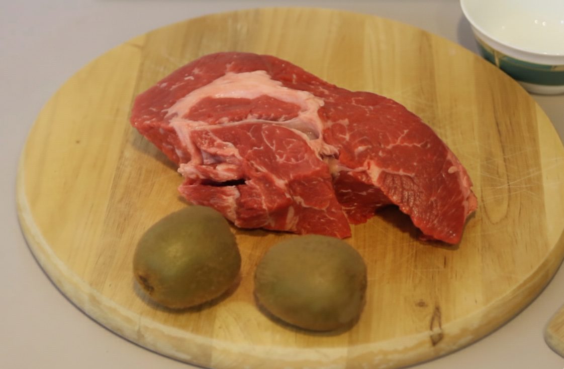 Господині розповіли, як з жорсткого мʼяса швидко зробити ідеально мʼяке