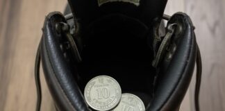 Господині розповіли, що потрібно класти у черевики перед виходом з дому