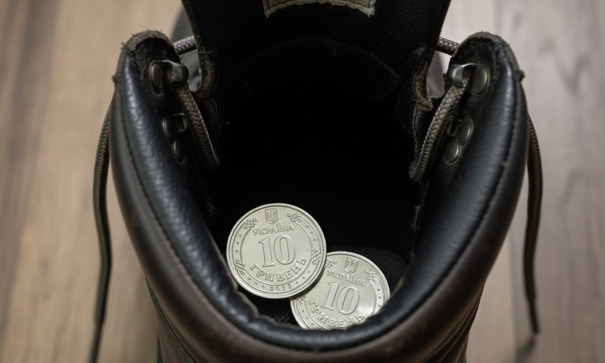 Господині розповіли, що потрібно класти у черевики перед виходом з дому