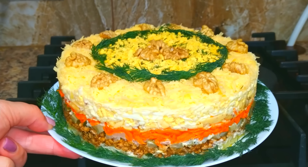 Обсмажила фарш з цим – і поклала у салат: через 4 години просочився, а смак – як у ресторані за 500 грн 