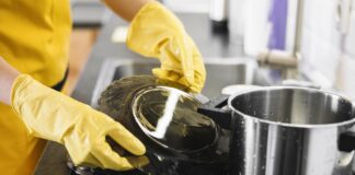 Господині розповіли, як вимити жирний посуд у холодній воді