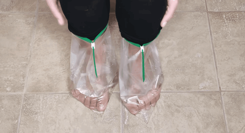 Надягла пакети на ноги на 15 хвилин: втома зникла, п’яти м’які – сусідка не вірила, поки не спробувала сама 