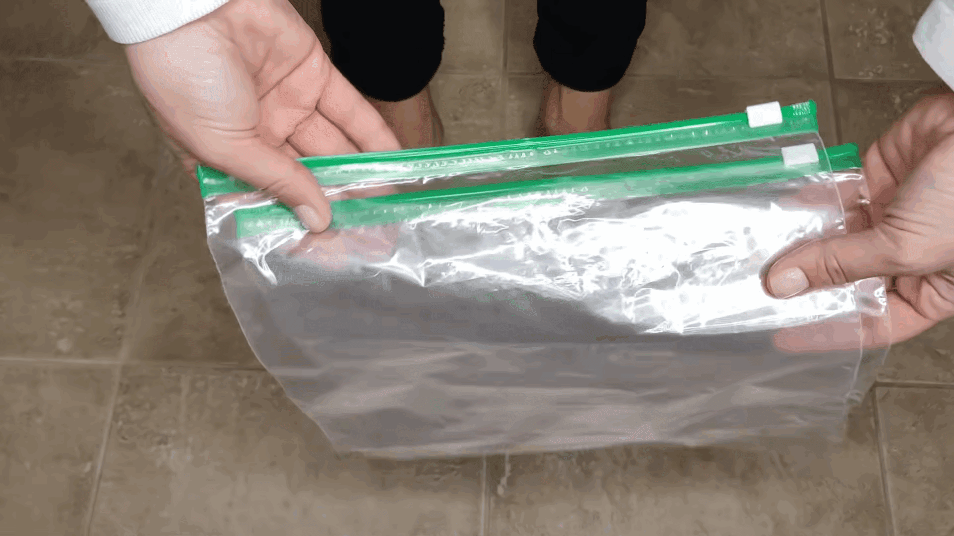 Господині розповіли про прості та корисні лайфхаки з поліетиленовими пакетами. Фото: YouTube/Mr.Smart