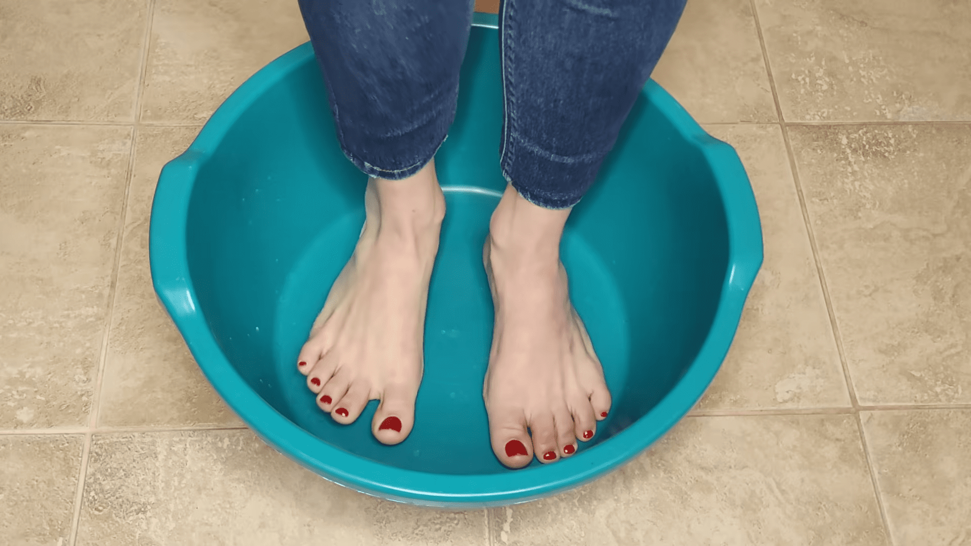 Експерти розповіли, навіщо робити ванночки для ніг з оцтом