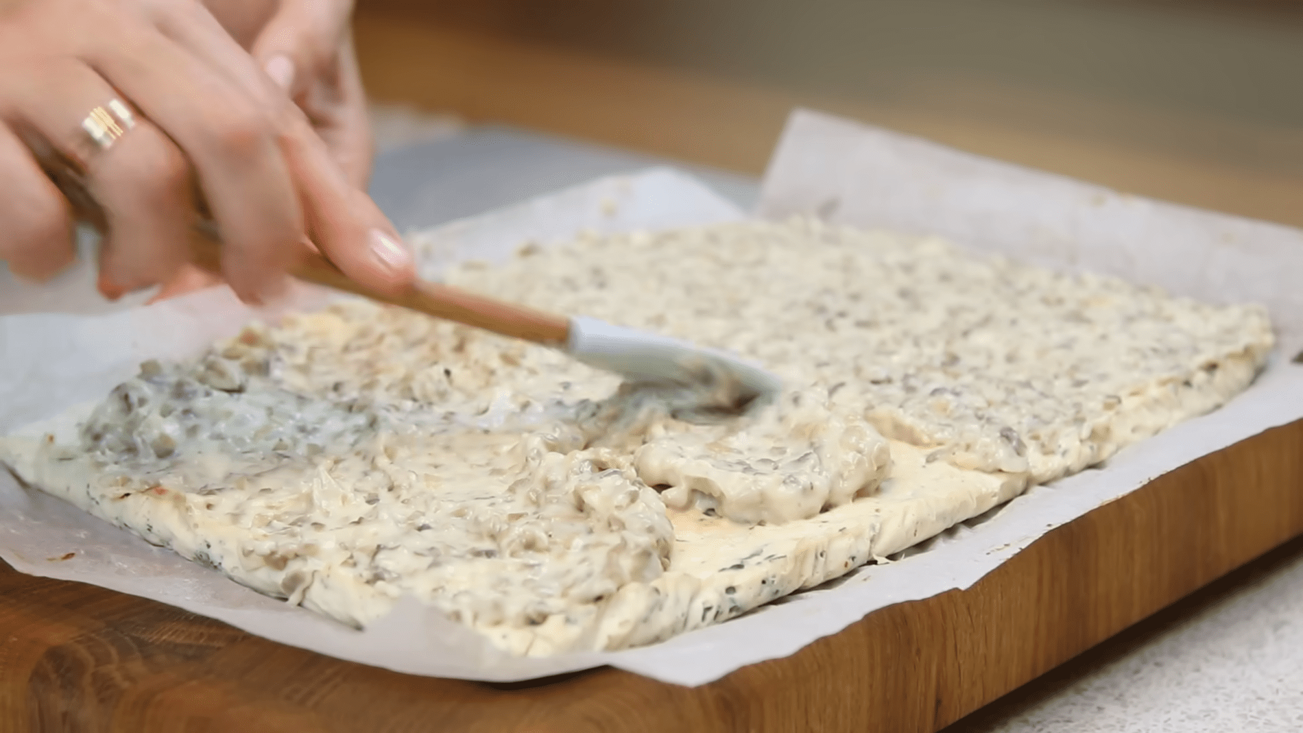 Експерти розповіли, як приготувати курячі тістечка з грибним кремом