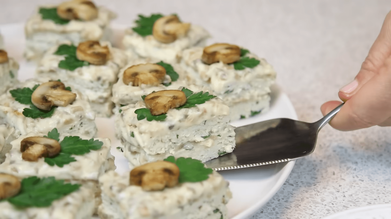 Експерти розповіли, як приготувати курячі тістечка з грибним кремом