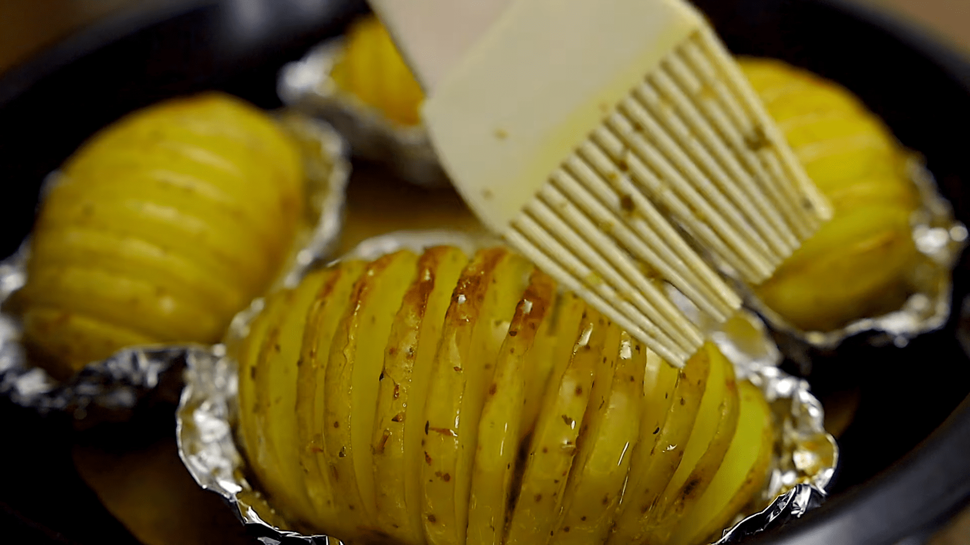 Кухарі розповіли, як приготувати ароматну печену картоплю з часником  