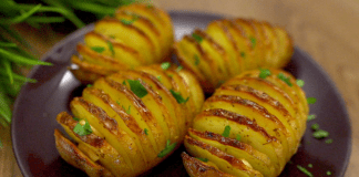 Кухарі розповіли, як приготувати ароматну печену картоплю з часником  