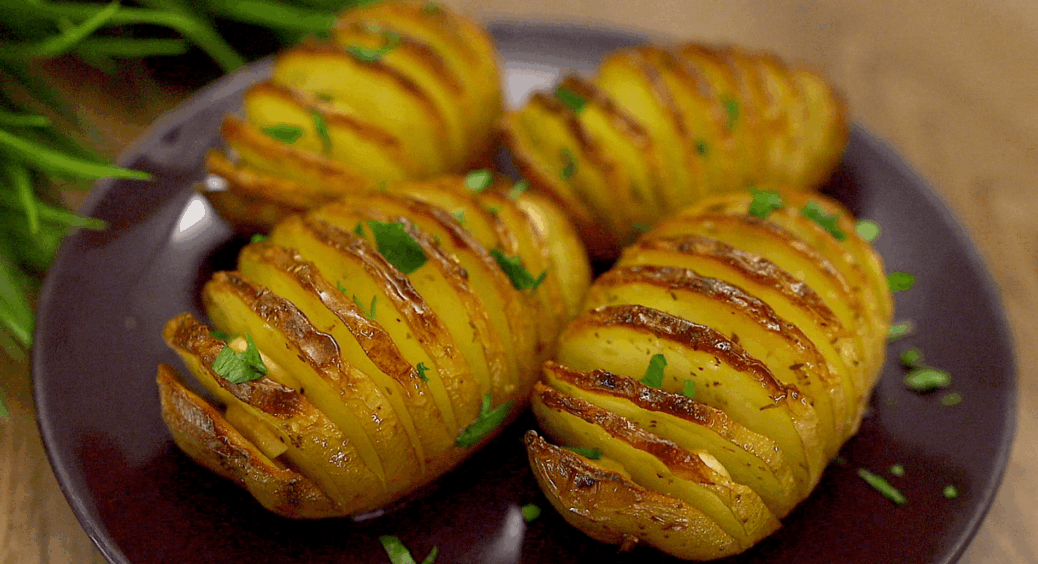 Чоловік просить цю картоплю частіше за м’ясо: печу з часником – і вона “зникає” зі столу за 5 хвилин 