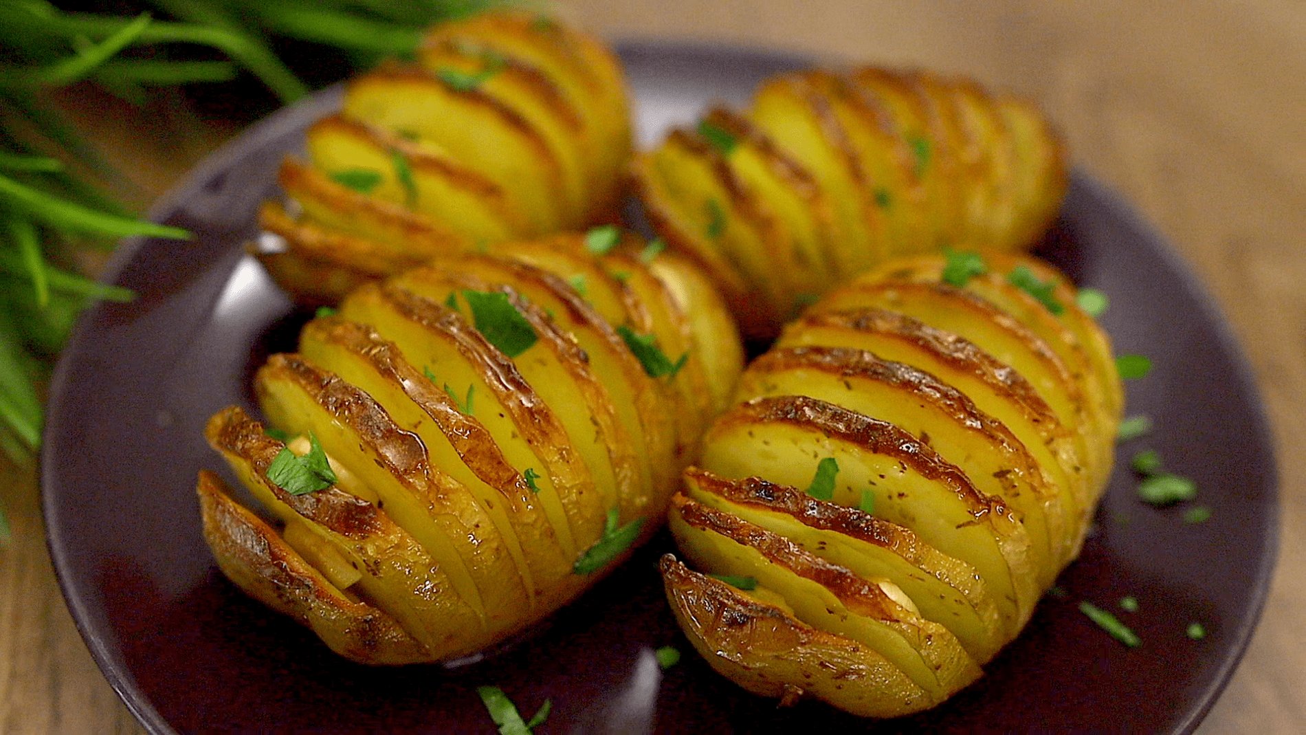 Кухарі розповіли, як приготувати ароматну печену картоплю з часником  